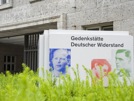 Gedenkstätte Deutscher Widerstand, Berlin, Außenbeschilderung