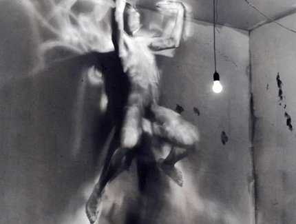 Klaus Elle, aus der Serie: „Erleuchtungen“, 1986-1988, Silbergelatineabzug, getont, 50 x 60 cm