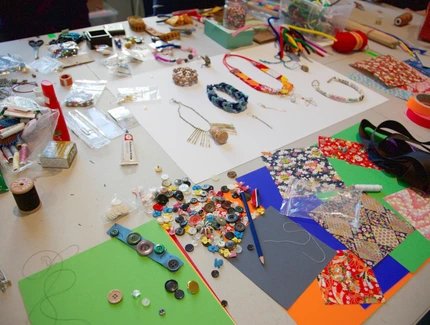 Recyclingmaterialien zum Herstellen von Schmuck im Workshop "Verzier dich!"