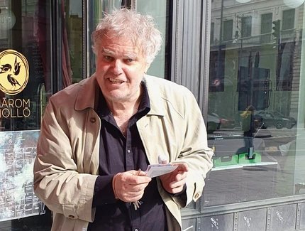 Wilhelm Droste vor seinem Café in Budapest