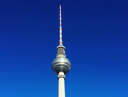 Blick auf den Berliner Fernsehturm vor blauem Himmel
