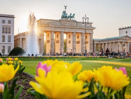 Der Pariser Platz mit Brandenburger Tor im Frühjahr