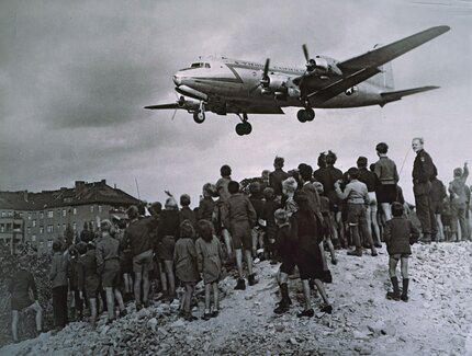 Ein „Rosinenbomber“ im Anflug auf Tempelhof, Henry Ries, Berlin 17.10.1948
