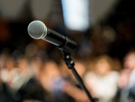 Mikrofon vor dem Publikum