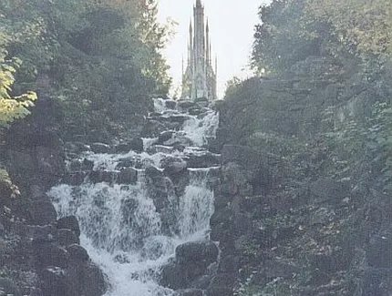 Kreuzbergdenkmal mit Wasserfall im Viktoriapark