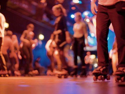 verschwommene Tanzende auf Rollschuhen