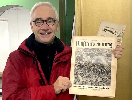Michael Bienert mit Zeitungen aus den 1920er-Jahren