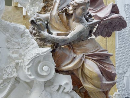 Rechter Genius vom Portal II im Großen Schlosshof (Eosanderhof)