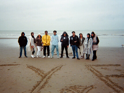 Die Critical Young Friends am Strand