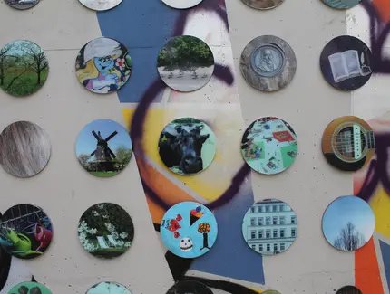 Bunte Bilder auf einer Wand