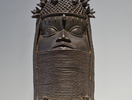 Gedenkkopf eines Königs (Nigeria) im Ausstellungsbereich „Das Königreich Benin" des Ethnologischen Museums im Humboldt Forum