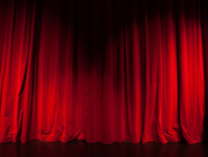 roter Theatervorhang, Scheinwerfer als Hintergrund