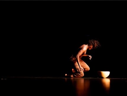 Die Performance KIZAZI von Stephanie Mwamba / Transkontinentale 2025