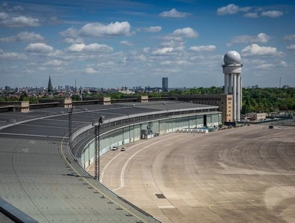 Vorfeld und Radarturm des Flughafen Tempelhof
