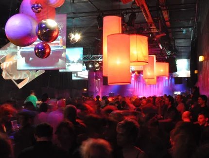 Party im SO36 Leuchtende Objekte unter der Hallendecke, feiernde Menschen