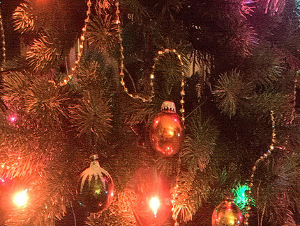 Weihnachtsbaum mit bunten Kugeln und Lichtern