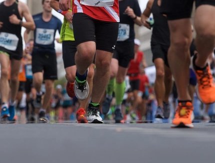 BMW BERLIN-MARATHON - Beine von teilnehmenden Läufer:innen