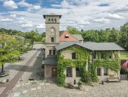 Schloss & Gutshof Britz mit Museum Neukölln