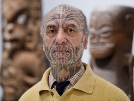 George Nuku in der Ozeanien-Ausstellung des Ethnologischen Museums im Humboldt Forum
