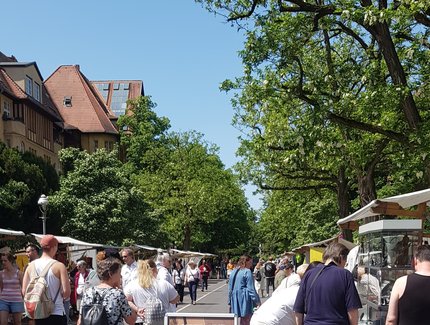 Veranstaltungen in Berlin: Kunsthandwerker und Antikmarkt am Rüdesheimer Platz