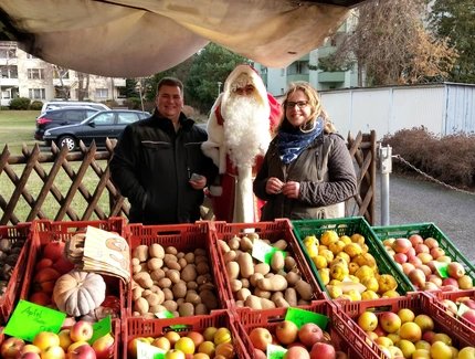 Der Weihnachtsmann auf Neuköllner Wochenmärkten