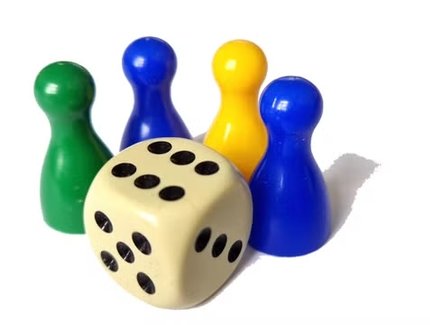 Ein Würfel und vier Spielfiguren