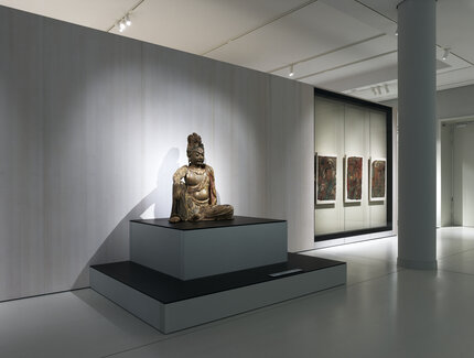 Bodhisattva Avalokiteshvara in Wasser-Mond-Pose (China, Song Dynastie, 960 - 1279) im Modul "Kunst und Kult. Sakrale Kunst in China und Japan" des Museums für Asiatische Kunst im Humboldt Forum
