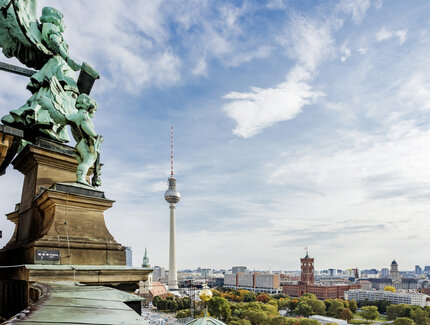 Blick über Berlin mit Fernsehturm im Hintergrund