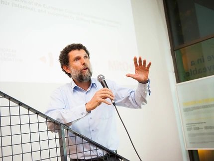 Porträt des Kulturförderers und Aktivisten Osman Kavala