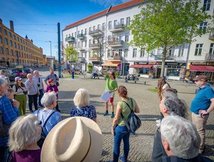 Ein Guide erzählt über die Geschichte des Rathenauplatzes