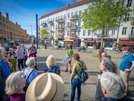 Ein Guide erzählt über die Geschichte des Rathenauplatzes