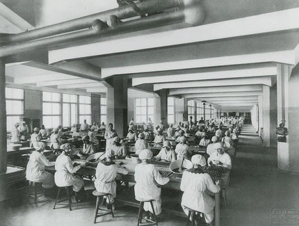 Fertigungshalle in der Sarotti-Fabrik, Teilestraße 12–13, vor 1926