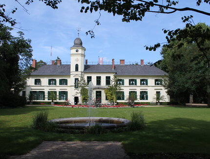 Schloss Britz vom Park aus gesehen