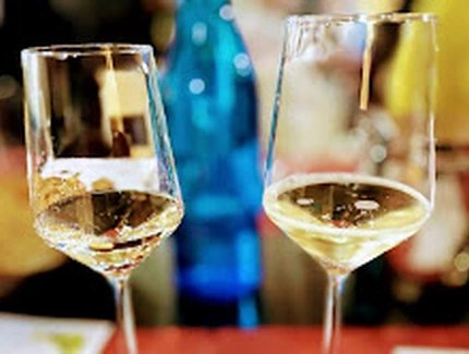 2 Gläser mit Weißwein