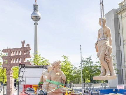 Anlieferung der Balustradenfiguren an der Nordseite des Humboldt Forums