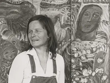Annemirl Bauer vor ihrer Wandbildcollage Nicht eines Lebens kunstgetriebene Schale…, 1983, Annemirl Bauer Archiv