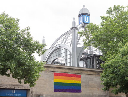 U-Bahn-Station Nollendorfplatz mit Regenbogenflagge