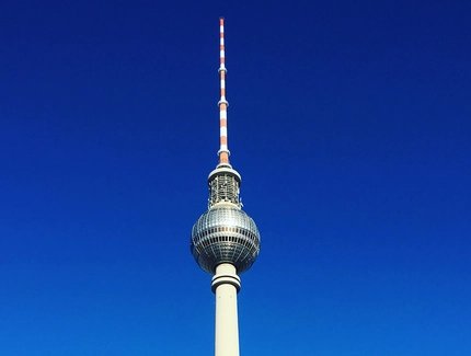 Fernsehturm vor blauem Himmel