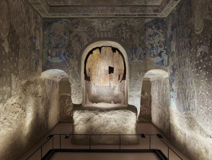 Die „Höhle der ringtragenden Tauben" (China) im Ausstellungsbereich „Religiöse Architektur der nördlichen Seidenstraße" des Museums für Asiatische Kunst im Humboldt Forum