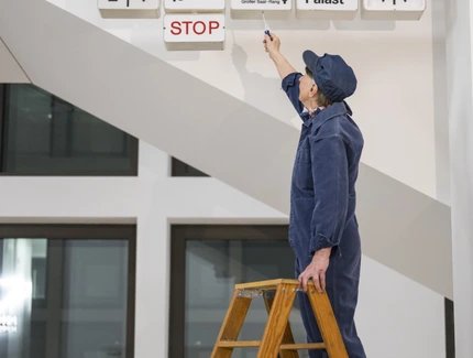 Darstellerin des Theaterstücks "Bau auf! Bau ab!" als Hausmeisterin im Palast der Republik