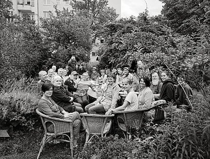 Lorenz Kienzle, Letzte Versammlung der Kleingärtner:Innen der Gartenkolonie »Block 4 « am 3.10.2023, vor ihrem erzwungenen Auszug am 30.11.2023, 2023, Silbergelatinepapier