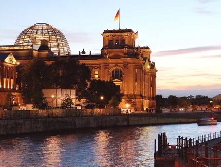 Berliner Reichstag am Wasser