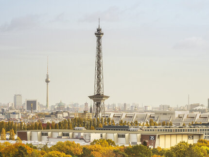 Funkturm mit Berliner Skykline und Fernsehturm im Hintergrund