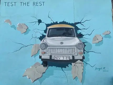 East Side Gallery "Test the Rest" von Birgit Kinder