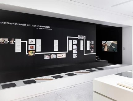 Blick in die Ausstellung „Materialisierte Heiligkeit. Jüdische Buchkunst im rituellen Kontext“ im Stabi Kulturwerk.