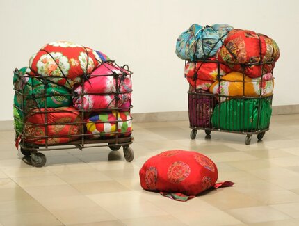 Kimsooja, Deductive Object, 2007, Installation mit zwei Baguettewagen und Bottari aus Textilien