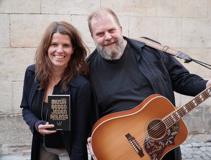 Maria König und Knut Schfleck mit Buch und Gitarre