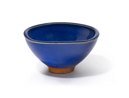 Lavendelblau eingefärbte, feinblasige Chün yao – Glasur (auf Steinzeug) Nils Thorsson für Kgl. Kopenhagen 1950/55 (18,5 x 18,5 cm) Sammlung Marion und Jörg Schwandt