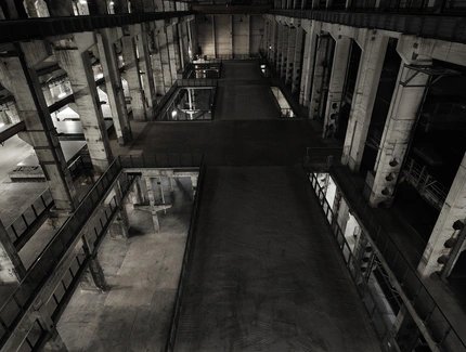 Kraftwerk Berlin, schwarz-weiß, Blick von Ebene 2 in den Raum