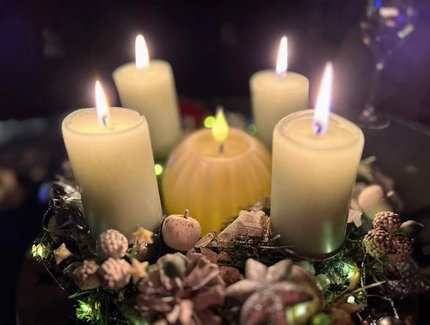 Adventskranz mit vier brennenden Kerzen Adventskranz mit vier brennenden Kerzen
